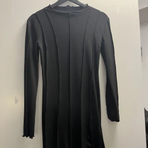 Svart klänning  - Svart klänning från Gina i stl S