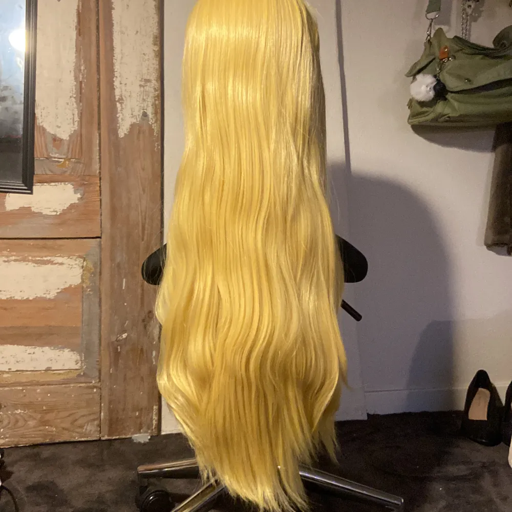 Superfin gul peruk till cosplay. Bara använd ett fåtal gånger 💕. Övrigt.