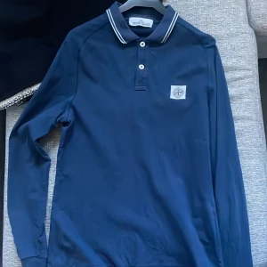 Långärmad stone island pike - Säljer då den inte passar mig längre. Inga fläckar eller skador.  Nypris 2000kr Kontakta vid frågor