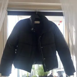 Puffer jacket från Nelly i svart, storlek 36 oanvänd 