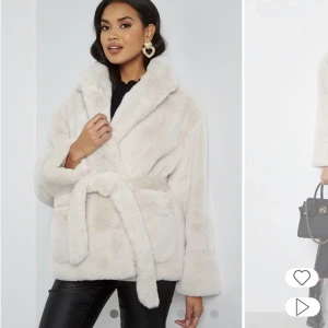 Jacka höst/vinter - ”Vadah Faux Fur Jacket” från Bubbleroom (om någon vill kolla upp fler bilder t.ex eller nypris exklusive frakt) - den är för stor strl för mig därav säljer jag. Den är lite oversize i storleken så hade kört en mindre än vad man har i vanliga fall.
