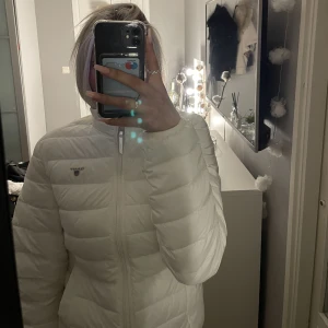 Jacka - Vit gant Jacka som aldrig är använd med lappkvar