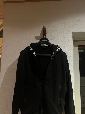 Moncler Hoodie - Skick 9/10 använd skonsamt. 100% äkta köpt i moncler butik. Nypris 10 000 mitt 4 000 säljes då den växt ur mig och är sugen på något annat storlek S passar även M. Bytar gärna 