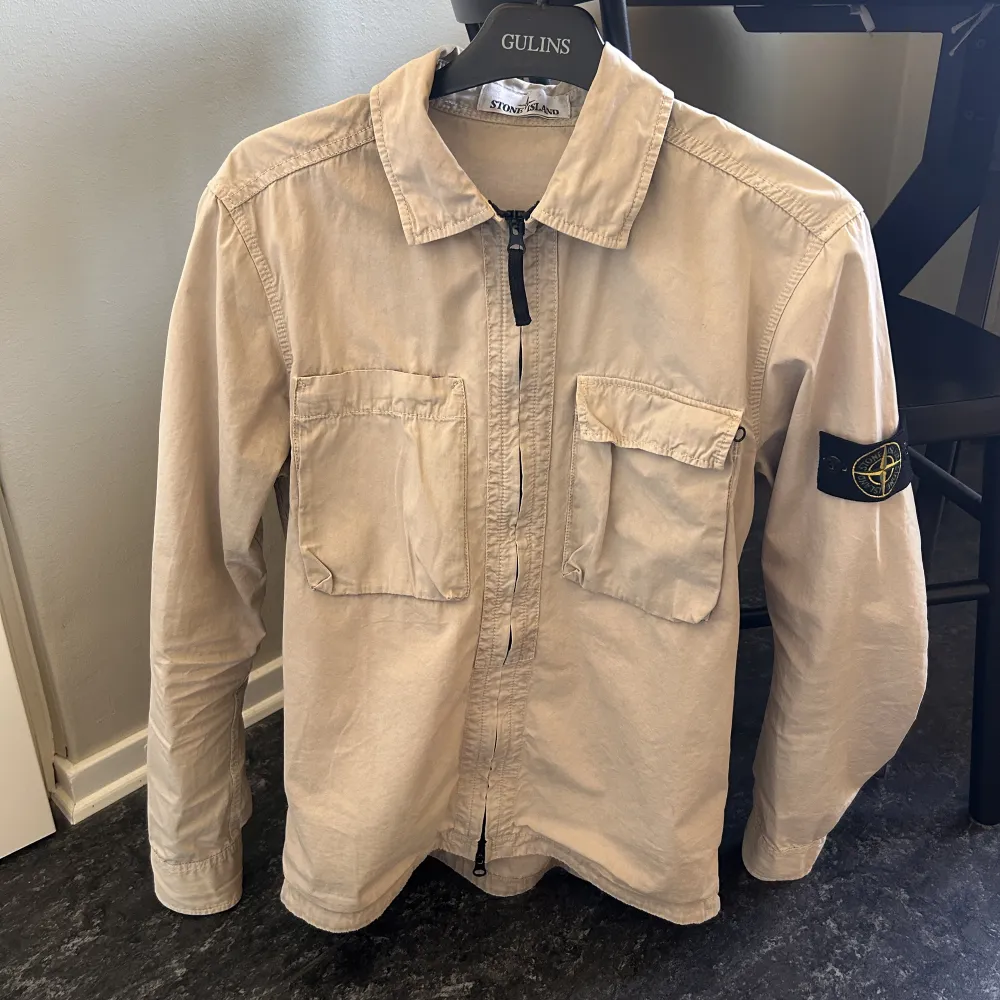 Tja, säljer nu min Stone Island overshirt då den inte kommer till användning. Skick 10/10 nypris 3000kr. Jackor.