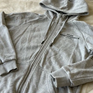 Peak Performance ziphoodie dam - Peak Performance zip hoodie som använts en enstaka gång, men tyvärr för liten för mig. Inga skavanker eller liknande, som ny!