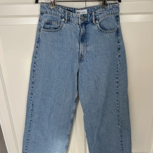 Jeans från Zara - Jeans från Zara i en skitsnygg (!) blå färg💙