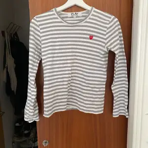 Randig Comme des Garçons t-shirt tröja. Relativt liten i storlek men är i väldigt fint skick! 🫶🏻