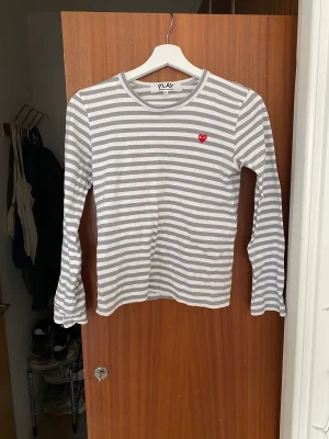 COMME DES GARÇONS TRÖJA - Randig Comme des Garçons t-shirt tröja. Relativt liten i storlek men är i väldigt fint skick! 🫶🏻
