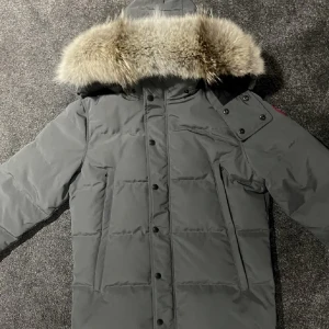 Canada Goose Wyndham  - Hej, Säljer min fina Canada Goose Wyndham vinter jacka, ser otroligt bra ut inga skador eller något liknade, då jag har en annan jacka så har jag ej någon användning av den längre! Storlek S  Priset kan diskuteras! Kvittot finns  Har du några funderingar?