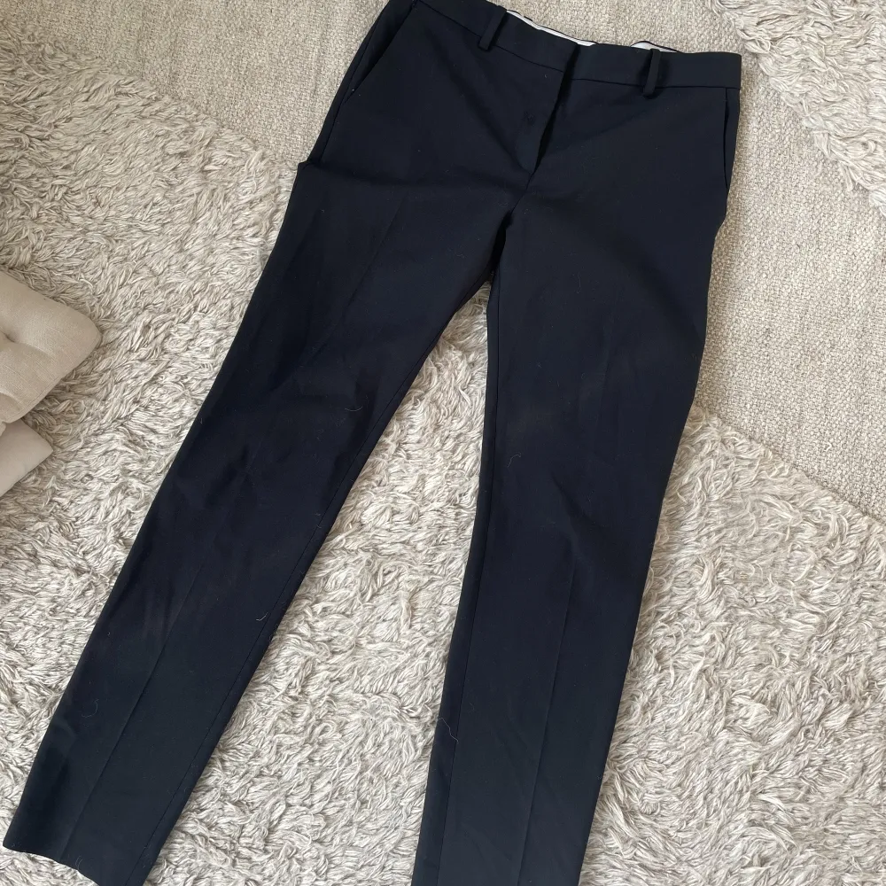 Inga fläckar, inget slitage Rak kostymbyxa Strl 36, true to size. Jeans & Byxor.