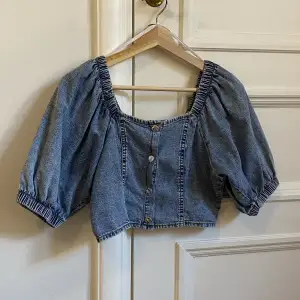 Blå topp i jeans med puffärm🥹 Använder för lite så säljer🤍 Gåe bra att klicka på köp nu!