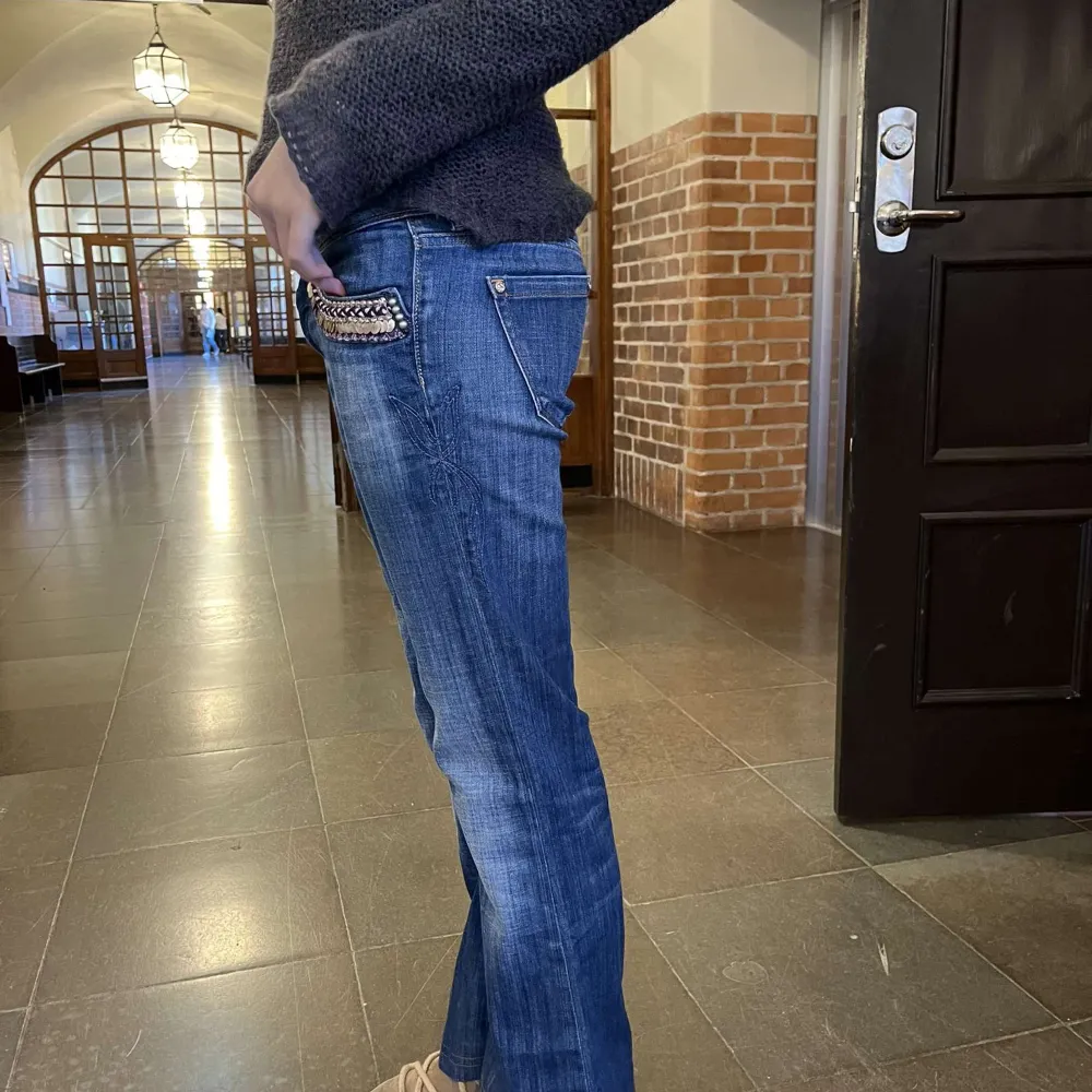 Midjemått 37cm och längd 97 cm 💕skriv för mer info!!. Jeans & Byxor.