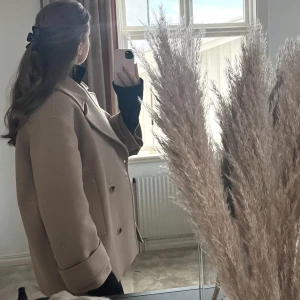 Kappa/jacka - Säljer min fina beige ullkappa i storlek 36, märke IVY OAK🤎 Nypris ligger på 4400kr, men säljer för 2000kr