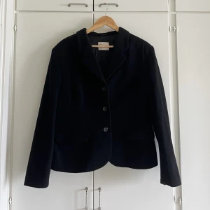 Svart kort kappa - Intressekoll på min trendiga korta svara kappa som är perfekt nu till hösten🍂Den är i storlek 44, men skulle säga att den är perfekt på S/M om man vill ha den lite oversized😊💞Mitt pris: 300kr