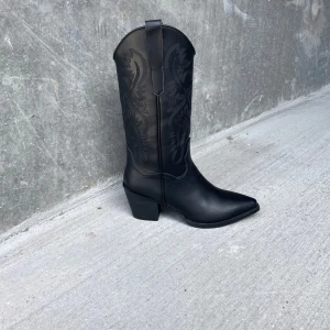 Cowboy stövlar  - Supersnygga Cowboy stövlar från Astrid Frank! Kommer tyvärr inte till användning, har användas endast en gång. Dm för fler bilder Jag har storlek 39 i dom och dom är lite för stora, trodde dom va mindre i storleken. Nypris 669kr, mitt pris 500kr+frakt