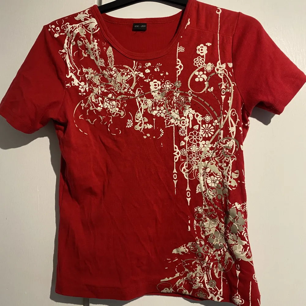 Jättesöt röd t-shirt med unikt mönster! Vet inte den exakta storleken men jag brukar ha xs/s på tröjor och denna passar mig!. T-shirts.