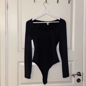 Body- H&M - En långärmad body från H&M i ett mjukt och skönt material. Bodyn är aldrig använd. 💞