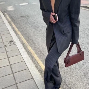 randiga kostymbyxor  - från madlady, säljer pga för små. stretchiga🖤