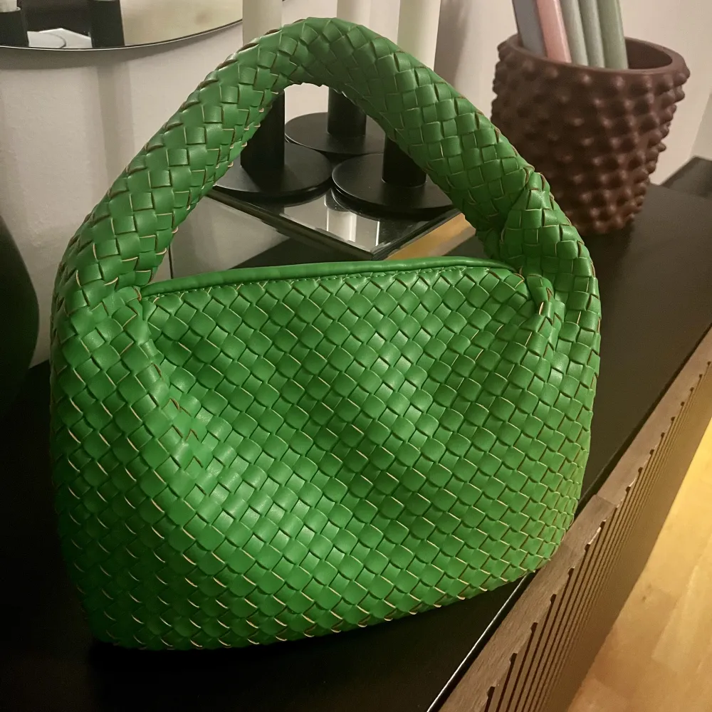 Grön väska från NA-KD. Liknande klassiska Bottega Veneta väskan. Nypris 599 kr. Aldrig använd, mycket fint skick.. Väskor.