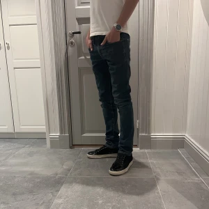 Levi’s 511 - Sjukt snygga Levi’s jeans, skick 8/10 och modellen på bilden är 179cm lång och väger 57kg. Skriv gärna vid frågar eller funderingar💥💯