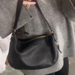 Svart väska  - Svart liten väska, super praktisk och fin. Super skick