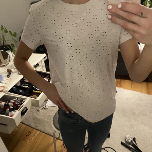 Vit t-shirt med hål i - Säljer denna jätte fina t-shirt som jag köpte i våras. Säljer för att den inte riktigt är min stil längre! Ny skick❤️