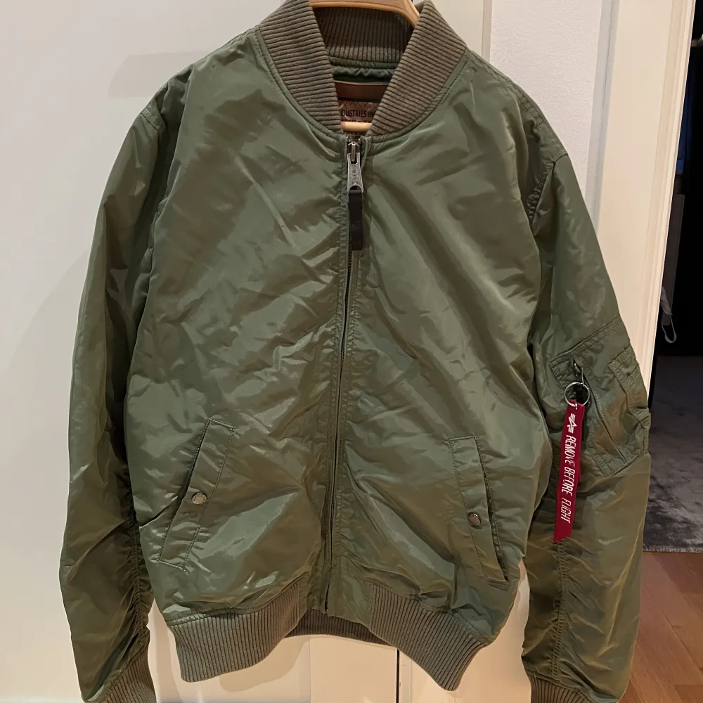 Grön Alpha industries jacka, knappt använd. Nypris: 1200kr. Kunden står för frakten. Jackor.