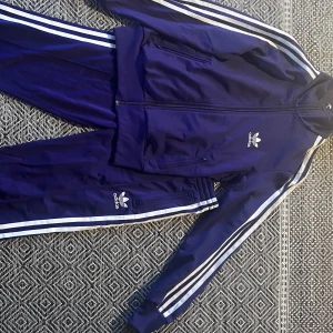 Adidas set - Lila adidas set i mycket bra skick.  Tröja st 38 Byxa st 36