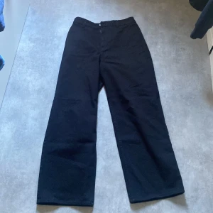 Svarta byxor  - Väldigt baggy och för stora för mej så säljer 