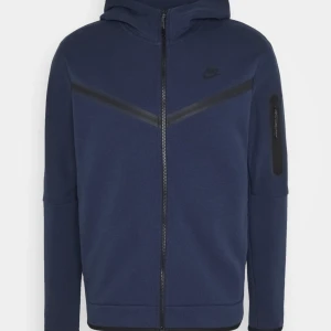 Nike tracksuit fleece  - Säljer denna mörkblåa Nike tracksuit fleecen som knappt är använd! Fleecen är i riktigt bra skick. Köpt från jdsports för 1349kr. Pris kan diskuteras vid  snabb affär🙂 skriv för bilder på tröjan:)  
