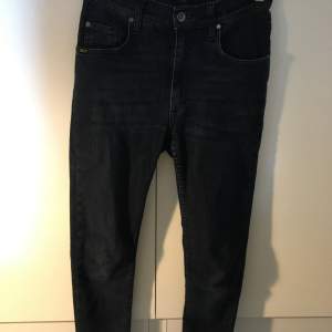 Mörkblå klippta jeans från Tiger of Sweden strl 34
