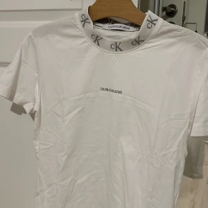 Calvin Klein T-shirt  - Kortärmad med halvkrage, tryck mitten av bröstet. Testat men aldrig använt, lite oversize, känns mer som M/L än S 