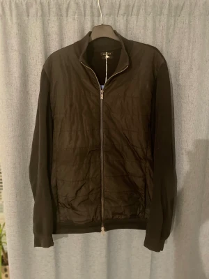 Cardigan - En snygg cardigan från Massimo Dutti i mycket fint skick knappt använd! Pris kan diskuteras vid snabb affär. Storlek Xl passar L.  Nypris 1199