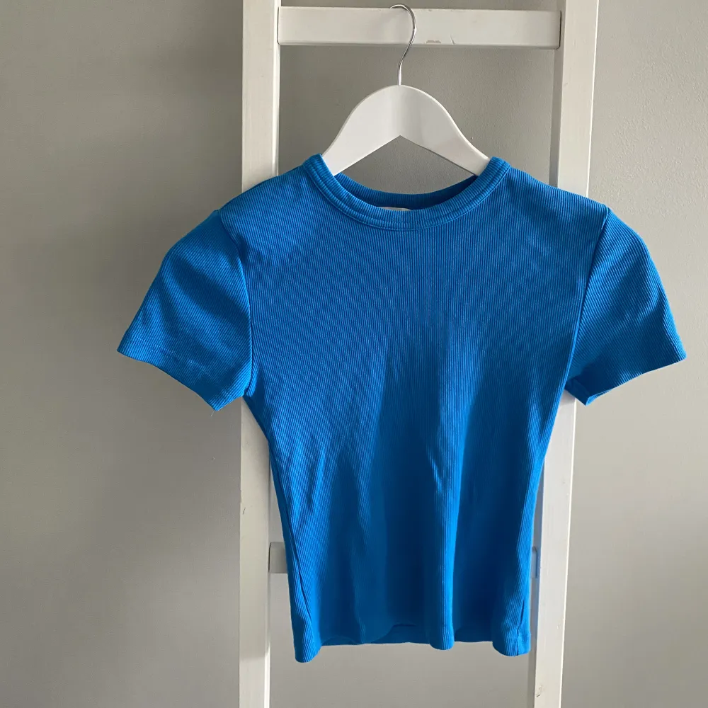 Säljer en zara t-shirt i blått, bra material och knappt använd. Använder bara inte den.  . T-shirts.