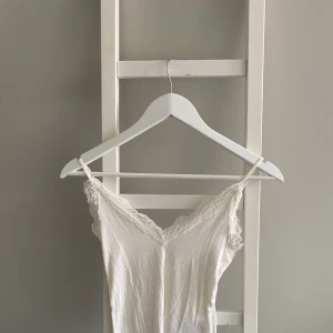 jättefint vitt linne - Säljer ett jättefint vitt spetslinne jag inte använder längre. Banden är justerbara. 