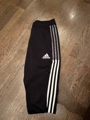 Adidas byxor - Använd 1 gång Storlek M  100kr