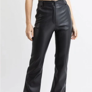 Utsvängda skinn byxor  - På andra bildern ser det ut som en fläck men det är spegeln🫣😂kan skicka fler bilder! Aldrig använda 