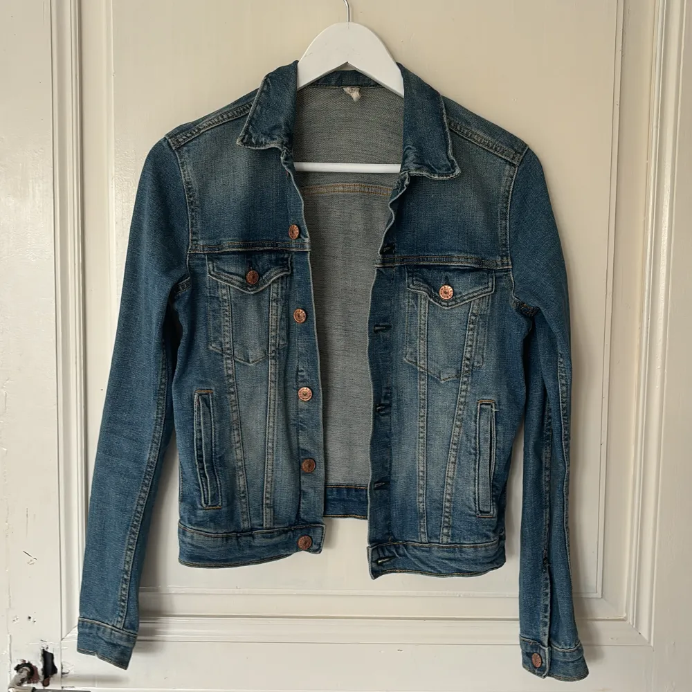 En mörkblå jeans jacka Väldigt fin i skick och inga tydliga tecken på användning Klicka på köp nu 💕. Jackor.