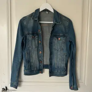 En mörkblå jeans jacka Väldigt fin i skick och inga tydliga tecken på användning Klicka på köp nu 💕