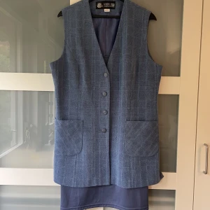 Kostymklänning+ underklänning - Så fin och höstig kostymklänning! Denna med ett bar knähöga boots till och du är hemma! Jag har använt med underklänning som jag slänger med på köpet! Klänningarna är båda i en storlek 48, men uppskattar det till en M/L. Sitter snyggt oversized på en S!!