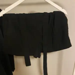 snygga svarta kostymshorts från ginatricots falsterbokollektion 