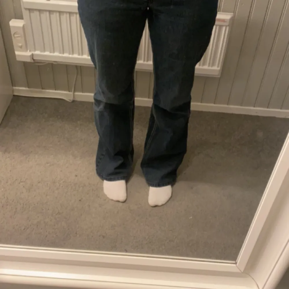 Säljer dessa superfina mörkblå jeansen. Innebenslängd: 79/80cm Midjemått: 40cm men 87cm i omkrets. Jag själv är 167cm och jeansen är perfekta i längden. Stl 38 men passar även dom som har stl 36 eftersom jag själv brukar ha stl 36 i vanliga fall på jeans.. Jeans & Byxor.