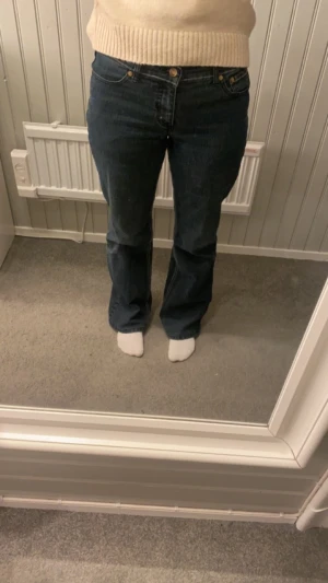 Lågmidjade raka jeans - Säljer dessa superfina mörkblå jeansen. Innebenslängd: 79/80cm Midjemått: 40cm men 87cm i omkrets. Jag själv är 167cm och jeansen är perfekta i längden. Stl 38 men passar även dom som har stl 36 eftersom jag själv brukar ha stl 36 i vanliga fall på jeans.