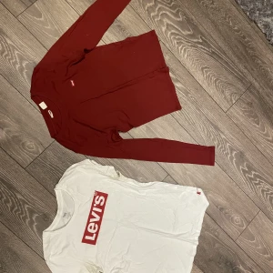 Levi’s T-shirt/tröja S - En röd långärmad och en vit T-shirt med rött tryck från Levi’s. Inget slitage, använts ett fåtal gånger. 150kr för T-shirt, 300kr för den röda. 
