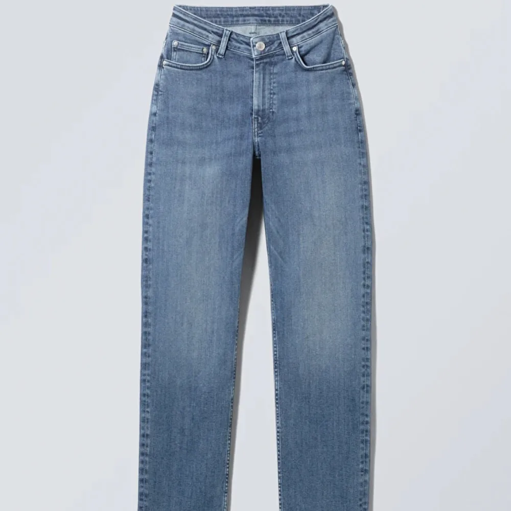 Jeans från weekday i modellen Twig. Jeansen är aldrig använda men testade en gång! Säljer då jag var för sen med att skicka tillbaka. Storlek 26/30 💙. Jeans & Byxor.