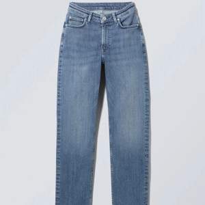 Jeans från weekday i modellen Twig. Jeansen är aldrig använda men testade en gång! Säljer då jag var för sen med att skicka tillbaka. Storlek 26/30 💙