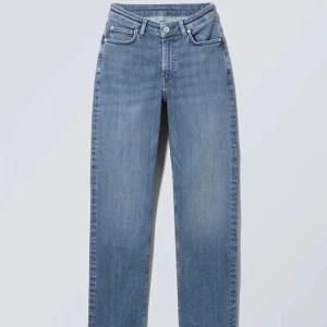 Jeans Weekday - Jeans från weekday i modellen Twig. Jeansen är aldrig använda men testade en gång! Säljer då jag var för sen med att skicka tillbaka. Storlek 26/30 💙