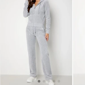 Juicy couture - Grå Juicy sett, jätte bra skick knappt använd, storlek S i både byxor och tröja, fråga gärna om fler bilder om du e intresserad💕