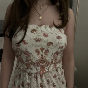 Maxidress  - Hej! Säljer denna så så fina långa mönstrade klänning. Super skönt material! Har ingen lapp men skulle säga storlek xs/s. 