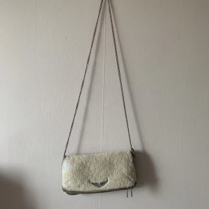Zadig Voltaire väska - Väskan är jätte sliten men tänkte pröva att sälja den ändå. Original pris 3-4 tusen tror jag men modellen finns ej längre. Kan skicka fler bilder!!☺️🫶